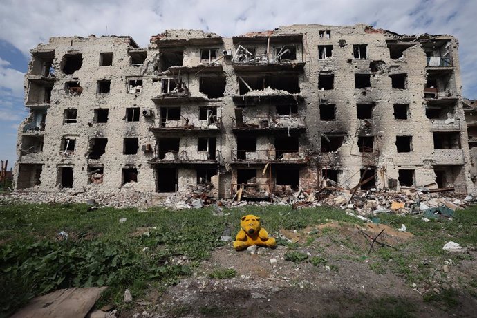 Un edifici a la ciutat de Màrinka, a Donetsk, danyat arran dels combats entre Rússia i Ucraïna