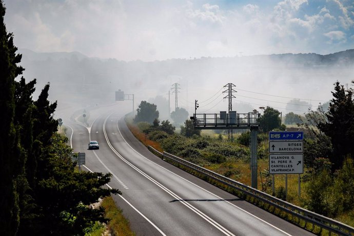 Imagen del humo tóxico muy cercana a la empresa incendiada en Vilanova