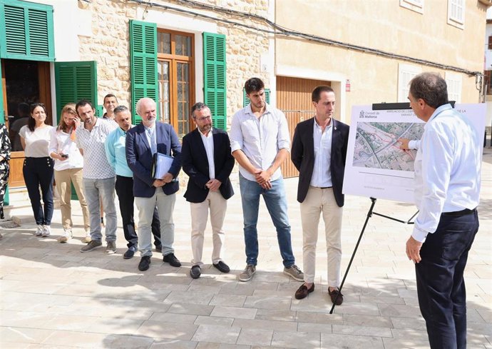 El presidente del Consell de Mallorca, Llorenç Galmés, el alcande de Sant Llorenç, Jaume Soler, y el conseller insular de Territorio, Movilidad e Infraestructuras, Fernando Rubio, en Sant Llorenç.