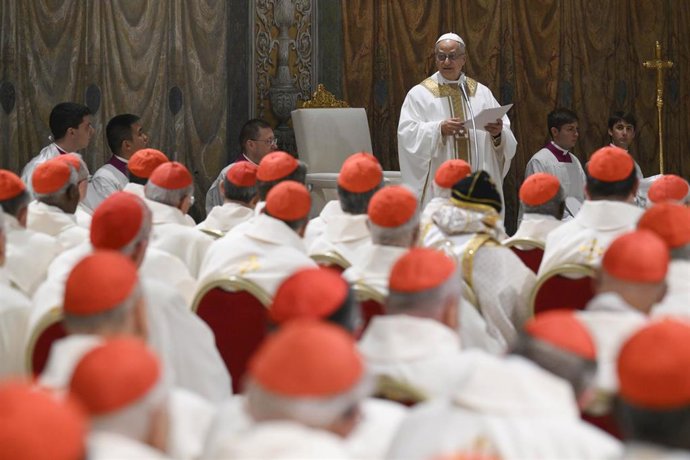 El papa León XIV en una celebración junto a los cardenales en la Capilla Sixtina de El Vaticano.