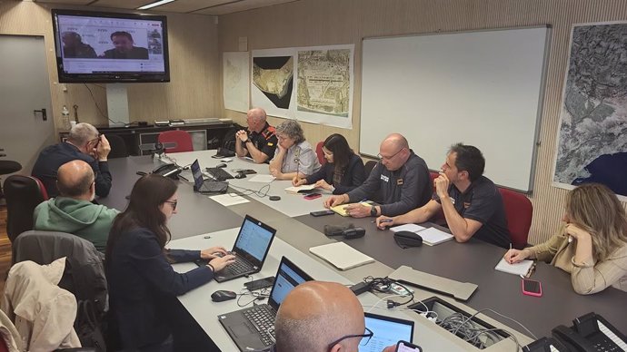 Parlon en la reunón de seguiment de l'incendi tòxic