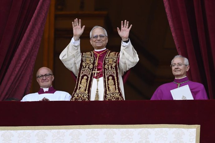 El cardenal Robert Prevost, Papa León XIV, el Papa número 267 de la historia, comparece ante sus fieles, en el balcón de la Basílica de San Pedro, a 8 de mayo de 2025, en La Ciudad del Vaticano (El Vaticano). El humo de la cuarta fumata del Cónclave para 