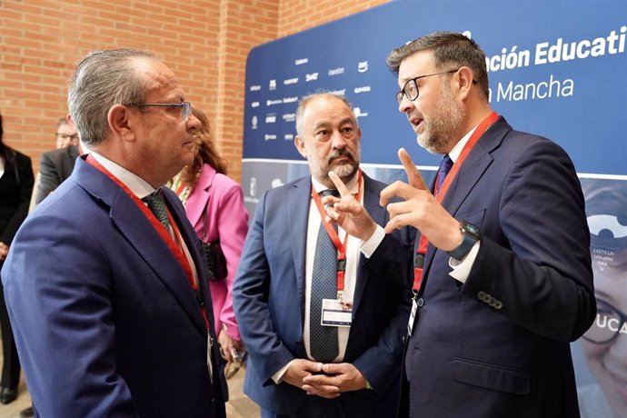 El consejero de Educación, Amador Pastor y el consejero de Hacienda, Administraciones Públicas y Transformación Digital, Juan Alfonso Ruiz Molina, junto al rector de la UCLM, Julián Garde, en el Congreso de Digitalización Educativa.