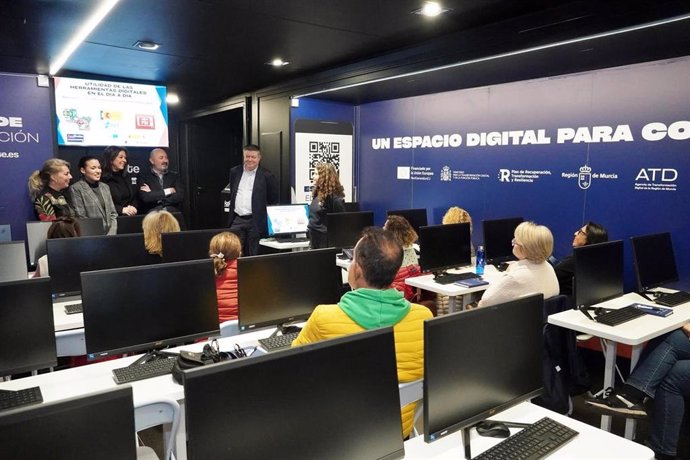 El aula de formación itinerante de la campaña 'Applícate: Sube, conecta y aprende'