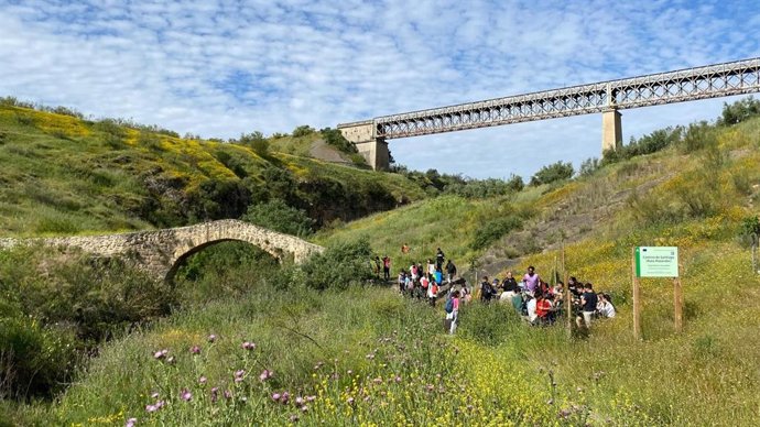 Participantes en la primera ruta de sensibilización sobre el Camino de Santiago Mozárabe a su paso por la Sierra Sur de Jaén.