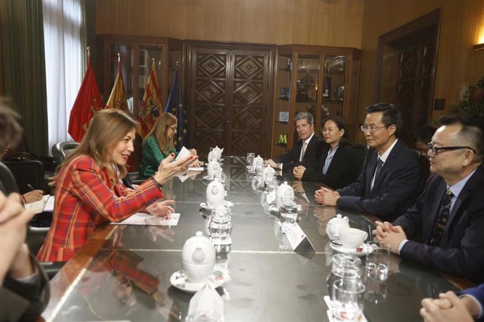 La alcaldesa de Zaragoza, Natalia Chueca, durante la reunión con la delegación de la china Jiaxing
