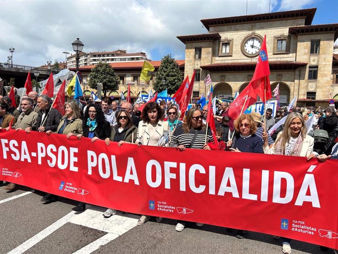 Socialistas asturianos en la manifestación pola oficialidá.