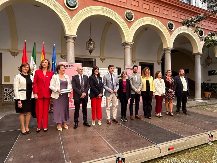 El Patio del Ayuntamiento acoge el acto de apertura de la 43 Feria del Libro de Granada