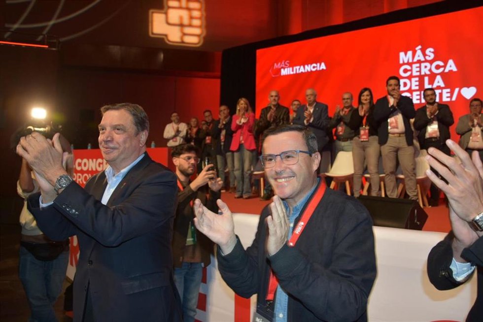El ministro de Agriculltura, Luis Planas, y el secretario general del PSOE de extremadura, Miguel Ángel GAllardo, participa en el Congreso Provincial del  PSOE de Badajoz