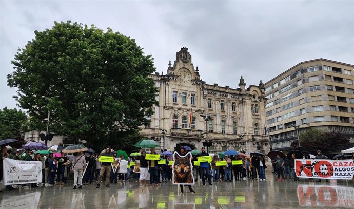 Un centenar de personas se concentran en Santander en defensa del lobo