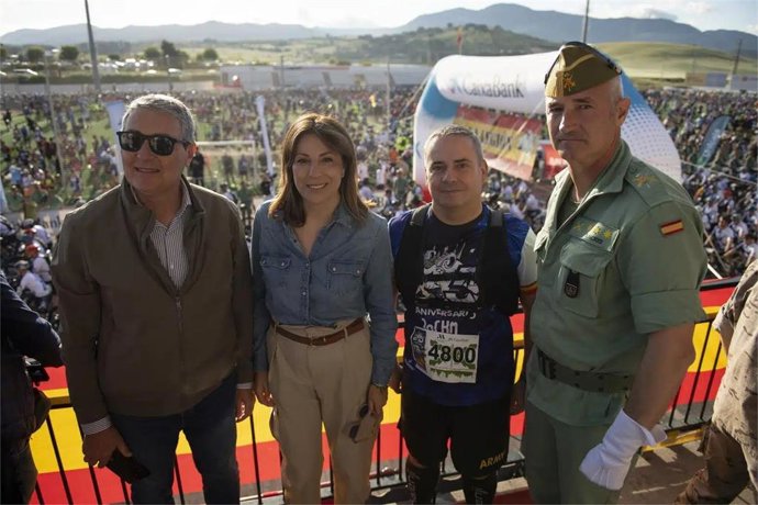 El presidente de la Diputación de Málaga, Francisco Salado, en la salida de los 101 kilómetros en 24 horas de La Legión de Ronda, junto a la alcaldesa.