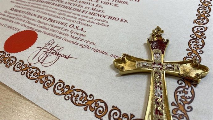 La cruz pectoral con la que el Papa León XIV se presentó al mundo, el 8 de mayo de 2025, tras ser elegido.