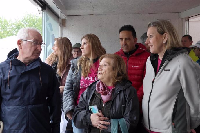 La vicepresidenta y consejera de Familia e Igualdad de Oportunidades, Isabel Blanco (der), ha estado presente en la salida de la 48  Marcha Asprona, que se ha suspendido por la lluvia