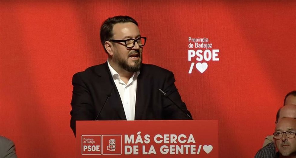 El secretario general saliente del PSOE de la provincia de Badajoz, Rafael Lemus, interviene en el 14 Congreso Provincial del PSOE de Badajoz celebrado este sábado en Mérida