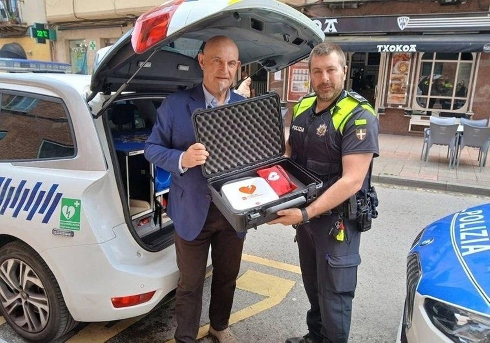 El concejal de Seguridad y Protección Civil, ngel Madrazo, y un policía municipal con un desfibrilador.