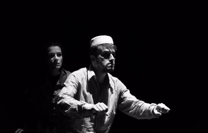 Las coplas y las carcajadas dan paso al drama y el teatro gestual de Este Estaçao sobre las tablas del Juan Bravo