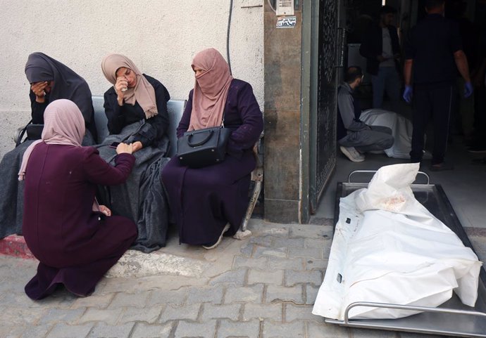 May 5, 2025, Gaza City, Gaza Strip, Palestinian Territory: Relatives of Palestinians who lost their lives mourn after the Israeli army's attack on Gaza city, the bodies of Palestinians who lost their lives in the attack were brought to Al-Shifa Hospital, 