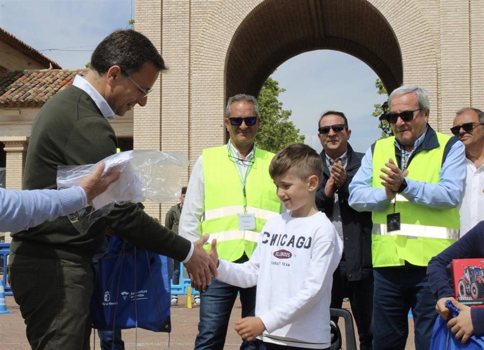 El alcalde de Albacete, Manuel Serrano, en el concurso infantil de tractor en Expovicaman.