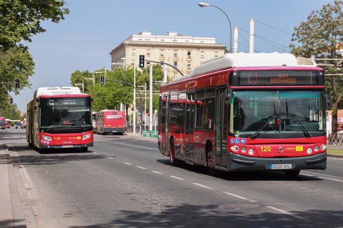 Autobuses de Tussam circulan con fluidez en una avenida de Sevilla. Imagen de archivo. 