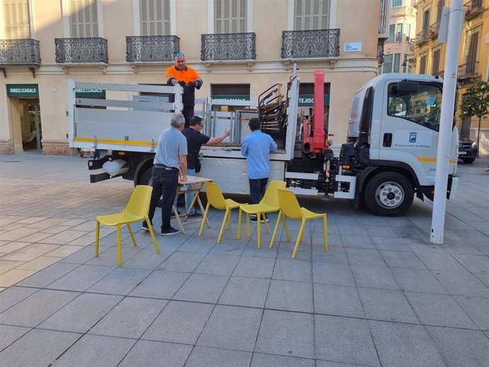 Ayuntamiento de Málaga retira mobiliario de terrazas que incumplen la Ordenanza Reguladora de Ocupación de la Vía Pública.