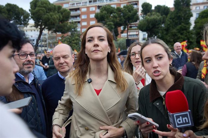 La portavoz de VOX en la Asamblea de Madrid, Isabel Pérez Moñino-Aranda (c), durante una manifestación, en la Plaza de Colón, a 10 de mayo de 2025, en Madrid (España). 