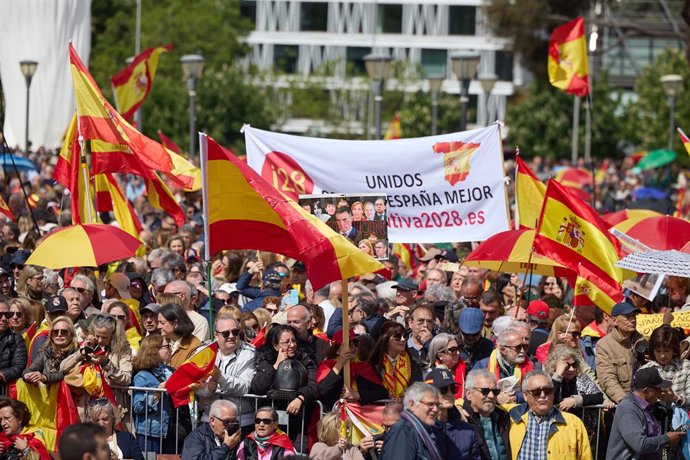 Decenas de personas durante una manifestación, en la Plaza de Colón, a 10 de mayo de 2025, en Madrid (España). Más de un centenar de asociaciones de la sociedad civil, aglutinadas en la Plataforma por la España Constitucional, han convocado una manifestac