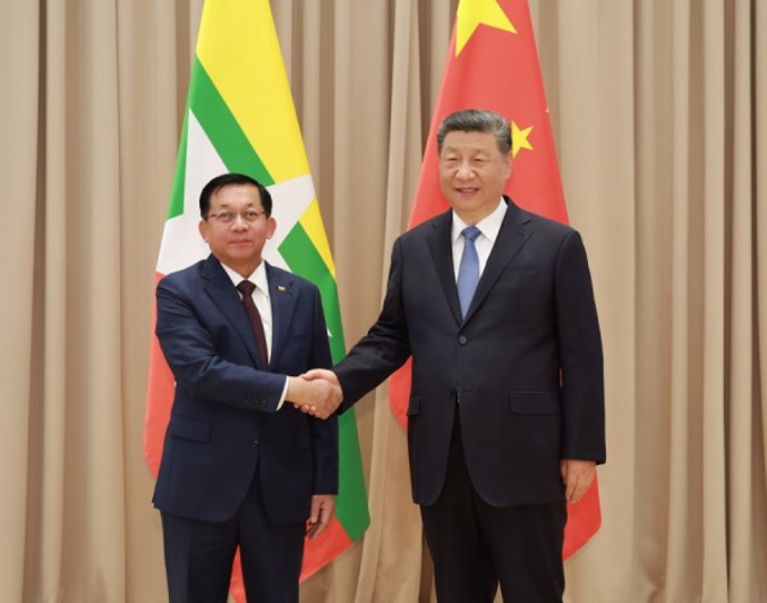 El general birmano Min Aung Hlaing y el presidente de China, Xi Jinping