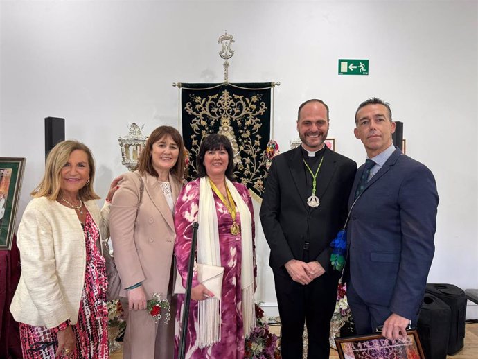 El sacerdote Ángel Puentes Arenal, párroco de Nuestra Señora de los Ángeles y San Sebastián de Sanlúcar de Barrameda (Cádiz), junto al teniente de alcalde de Fiestas, David Calleja, así como las concejales Carmen Lara y Olga.