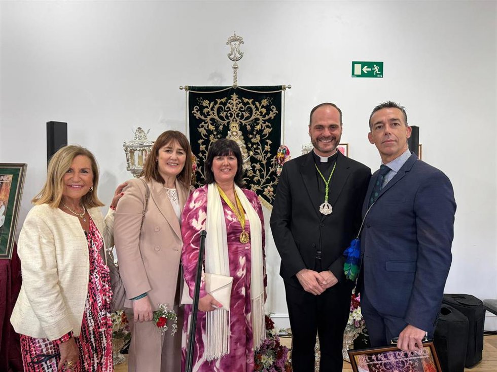 El sacerdote Ángel Puentes Arenal, párroco de Nuestra Señora de los Ángeles y San Sebastián de Sanlúcar de Barrameda (Cádiz), junto al teniente de alcalde de Fiestas, David Calleja, así como las concejales Carmen Lara y Olga.