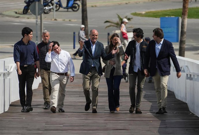 El expresidente de la Generalitat Valenciana Francisco Camps (c) a su llegada al acto ‘30 Años de compromiso’, en el Edificio Veles e Vents, a 10 de mayo de 2025, en València