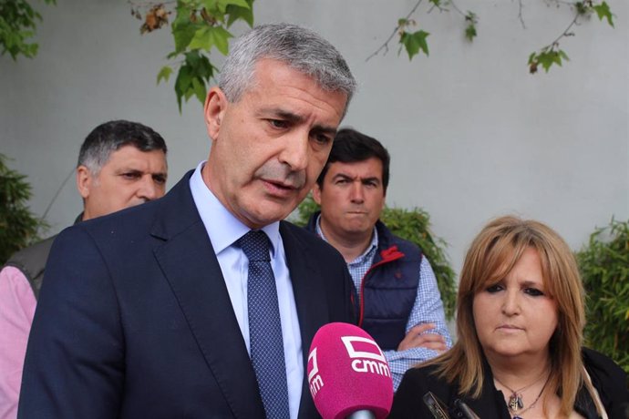 El secretario provincial del PSOE en Toledo, Álvaro Gutiérrez, atiende a los medios en Portillo.