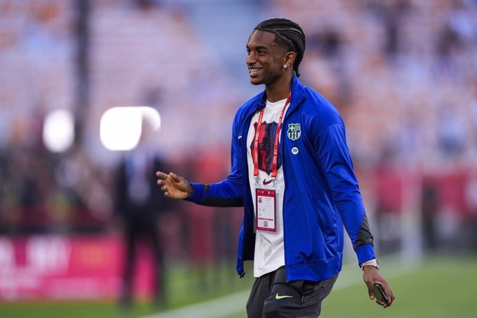 Alejandro Balde, do FC Barcelona, observa antes da final da Copa do Rei da Espanha, partida de futebol disputada entre o FC Barcelona e o Real Madrid no Estádio La Cartuja, em 26 de abril de 2025, em Sevilha, Espanha.