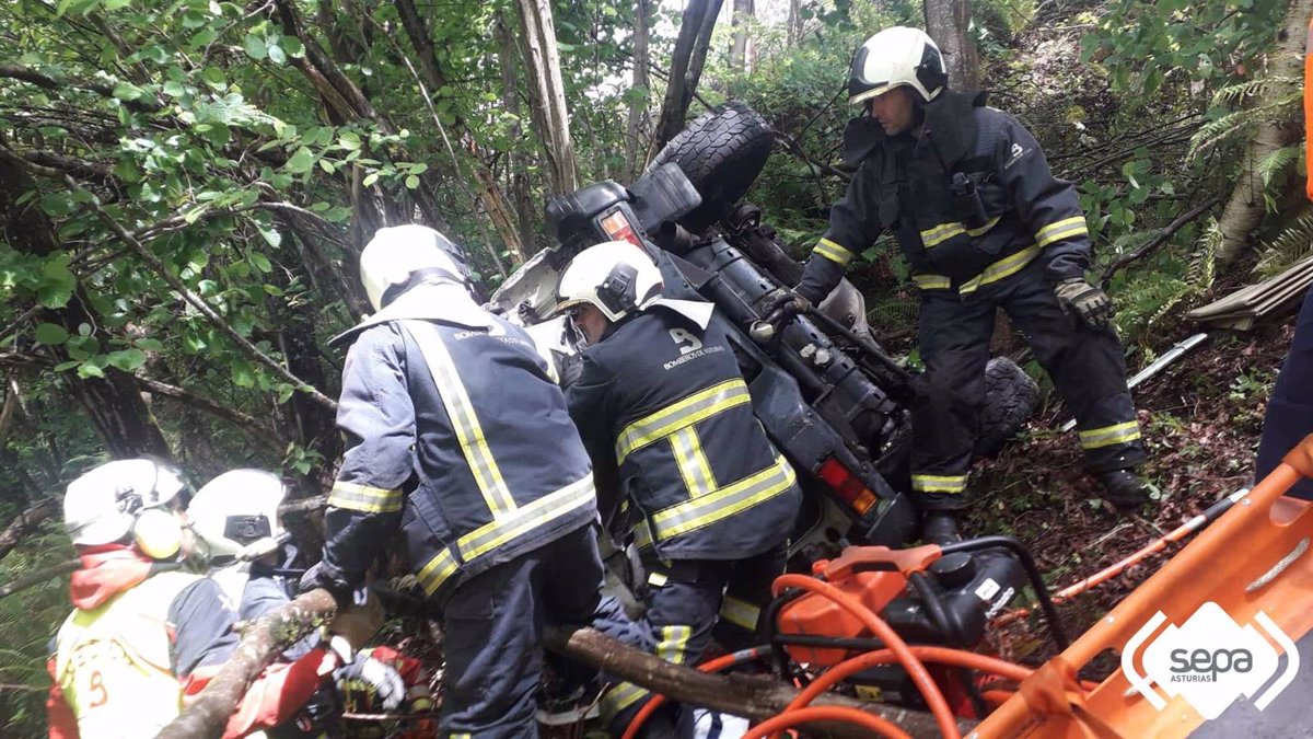 Dos mujeres y un menor heridos al salirse de la vía en la AS-117, en Sobrescobio