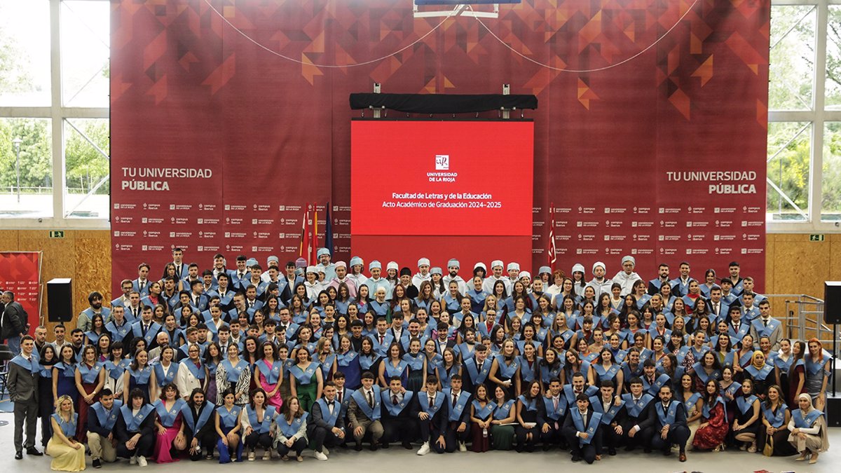 El acto de Graduación de la Facultad de Letras y de la Educación reúne a un millar de personas en la UR