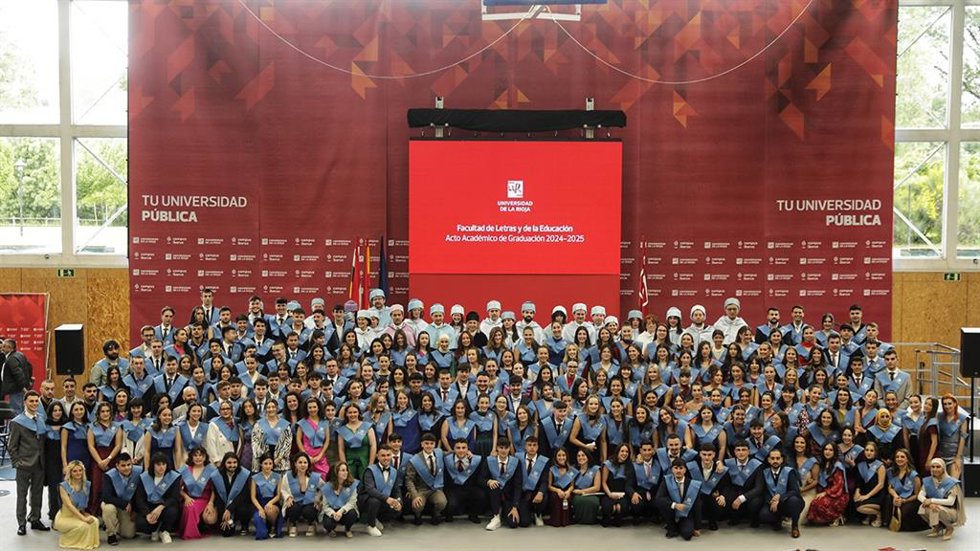 El acto de Graduación de la Facultad de Letras y de la Educación reúne a un millar de personas en la UR