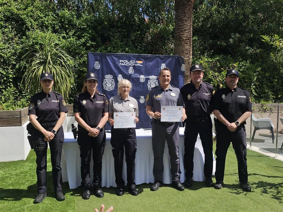 Acto de entrega de menciones honoríficas a vigilantes de seguridad por parte de la Policía en Maó