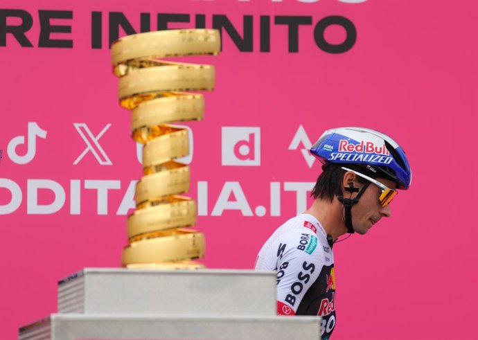 09 May 2025, Albania, Durres: Red Bull-Bora-Hansgrohe's Slovenian rider Primoz Roglic walks past the Giro d'Italia trophy prior to the first stage of the 108th Giro d'Italia cycling race, 160km from Durres to Tirana. Photo: Armando Babani/ZUMA Press Wire/