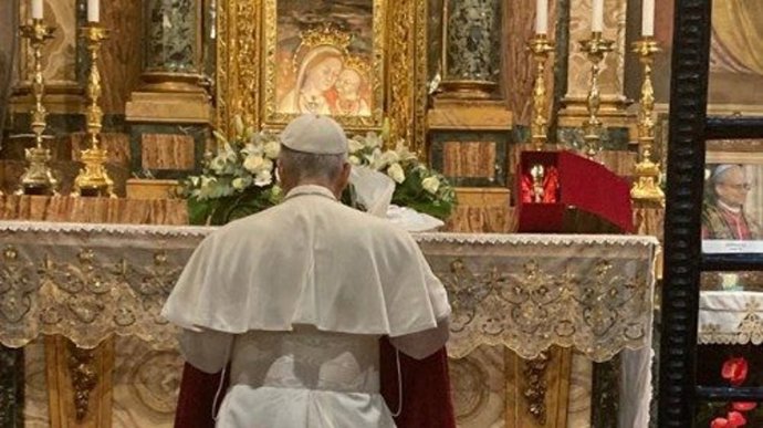 El Papa León XIV rezando en el Santuario de la Madre del Buen Consejo.
