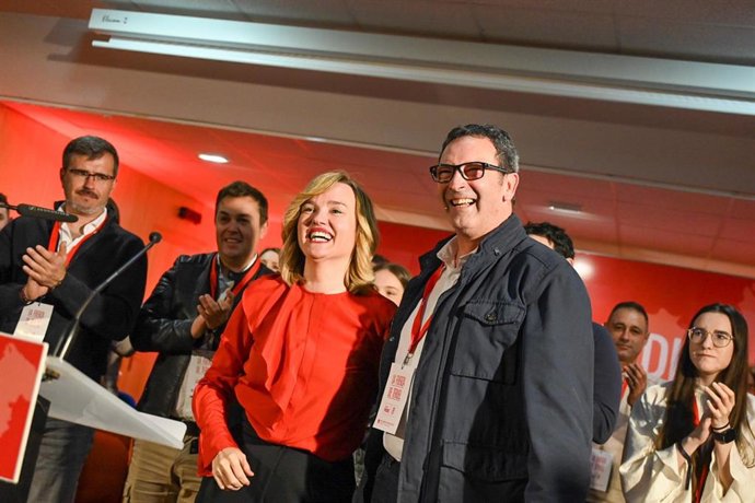 La secretaria general del PSOE Aragón, Pilar Alegría, junto al nuevo líder de los socialistas en la provincia de Teruel, Rafael Guía, alcalde de Andorra, este sábado en el Congreso del PSOE Teruel celebrado en Utrillas (Teruel).