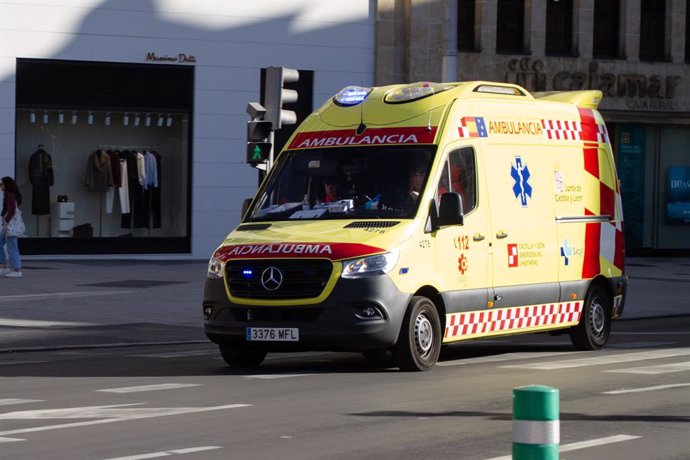 Archivo - Imagen de una ambulancia en Valladolid