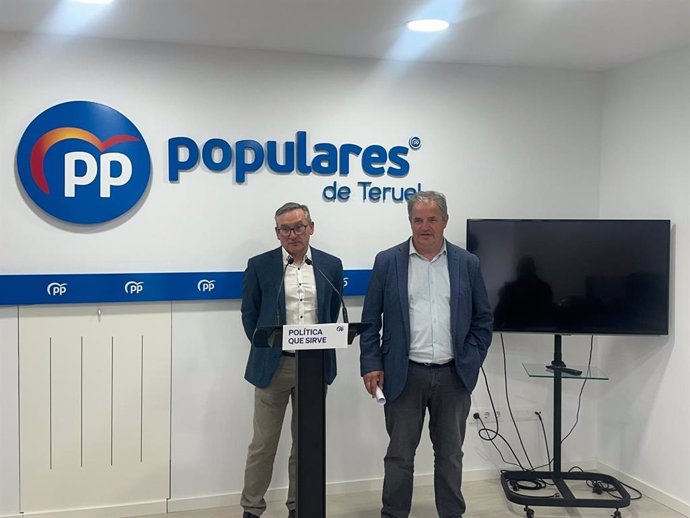 Joaquín Juste y Jesús Fuertes este sábado en la sede de los populares en Teruel