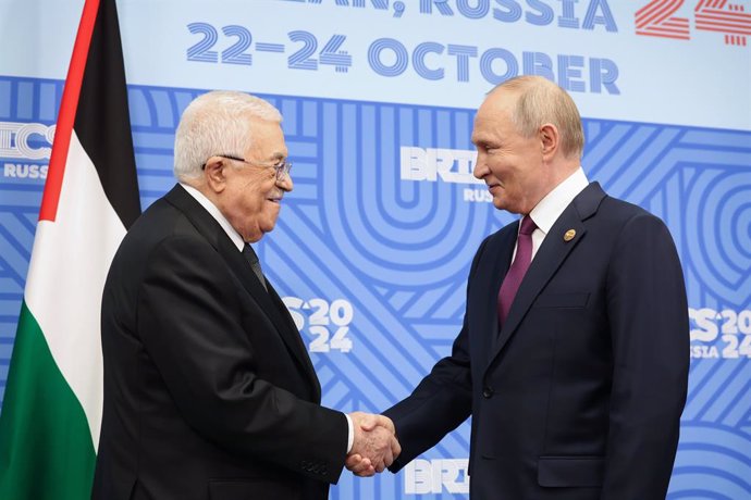 Archivo - October 24, 2024, Kazan, Tatarstan Republic, Russia: Russian President Vladimir Putin, right, greets Palestinian President Mahmoud Abbas, left, before a bilateral meeting on the sidelines of the 16th BRICS summit, October 24, 2024 in Kazan, Tata