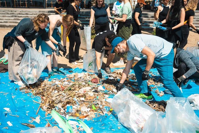 Unos 70 voluntarios recogen 43,5 kilos de residuos en la playa de Somorrostro de la Barceloneta, en Barcelona