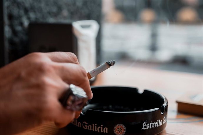 Archivo - Una persona fumando en la calle