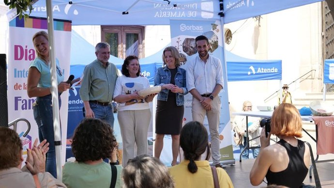 Imagen de la celebración del Día Internacional de las Familias en la Plaza de la Constitución de Sorbas (Almería).