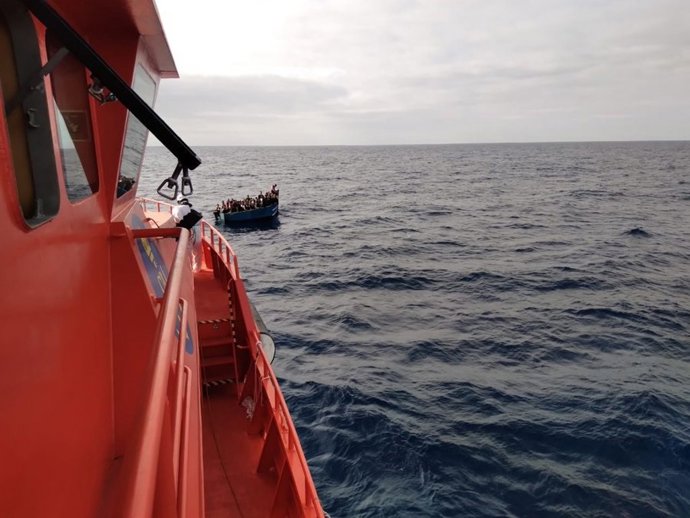 Archivo - Imagen de recurso de la guardamar Talía procediendo al rescate de 47 personas de una patera localizada por un pesquero a 19 millas de Lanzarote