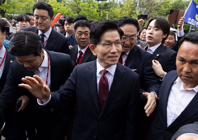 SEOUL, May 3, 2025  -- Kim Moon-soo (C), former labor minister, is pictured in Goyang City, South Korea, May 3, 2025. Kim Moon-soo was elected presidential candidate for South Korea's conservative People Power Party on Saturday.