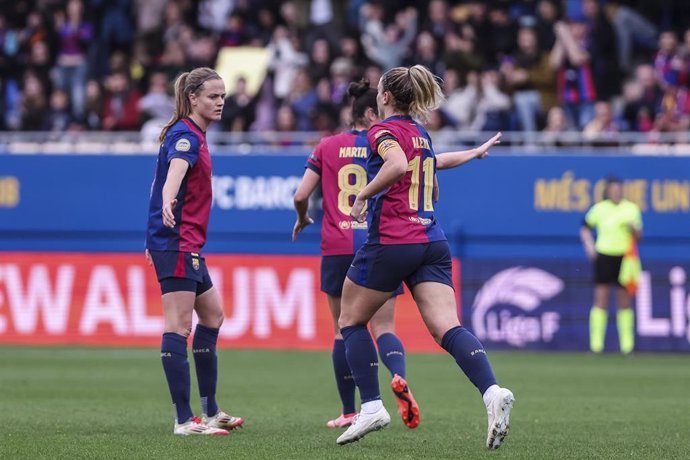 Archivo - Irene Paredes felicita a Alexia Putellas tras un gol del FC Barcelona