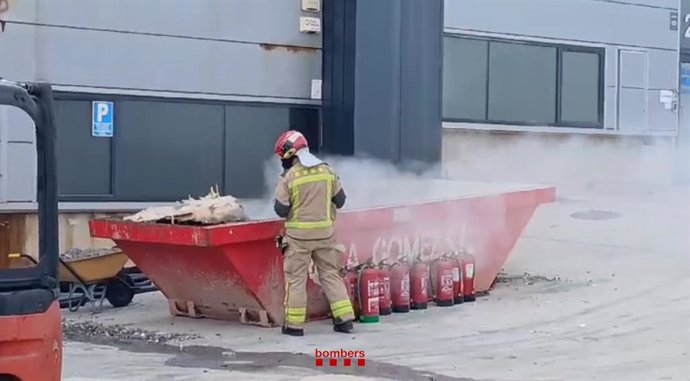 Bombers treballant en l'incendi en una nau a Vilanova i la Geltrú