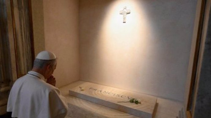 El Papa León XIV reza ante la tumba del Papa Francisco.